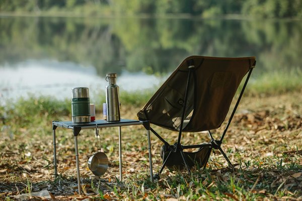 Quelles sont les meilleures pratiques pour un camping respectueux de l'environnement en bord de rivière ?
